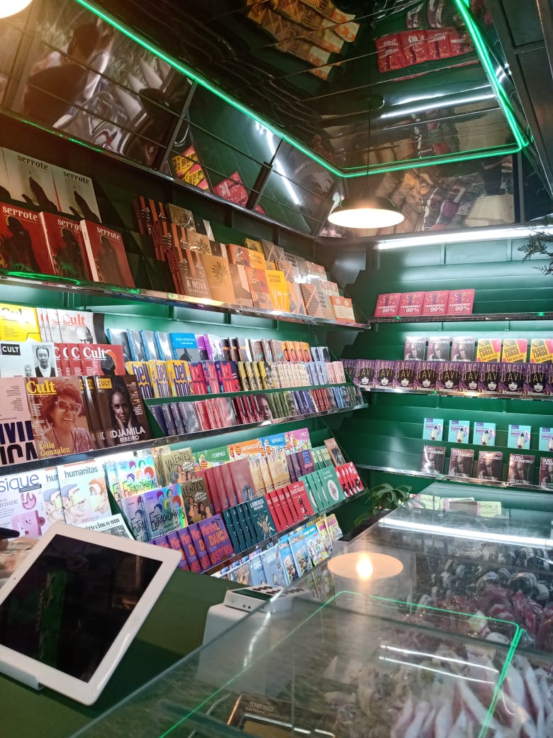 Escritora Juliana Borges inaugura banca que acolhe autores independentes