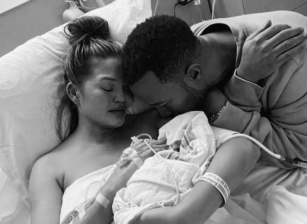 Chrissy Teigen faz relato forte e emocionante sobre a perda de seu bebê