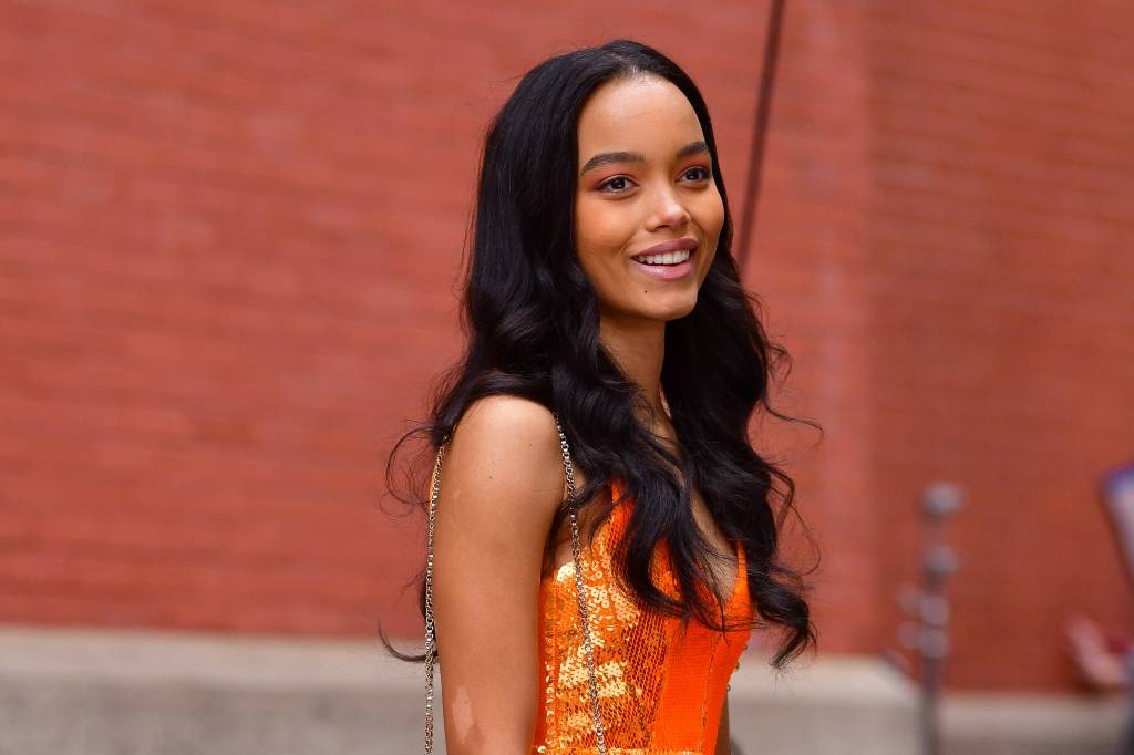 Copie o look: paetês com tênis diretamente da nova versão de “Gossip Girl”