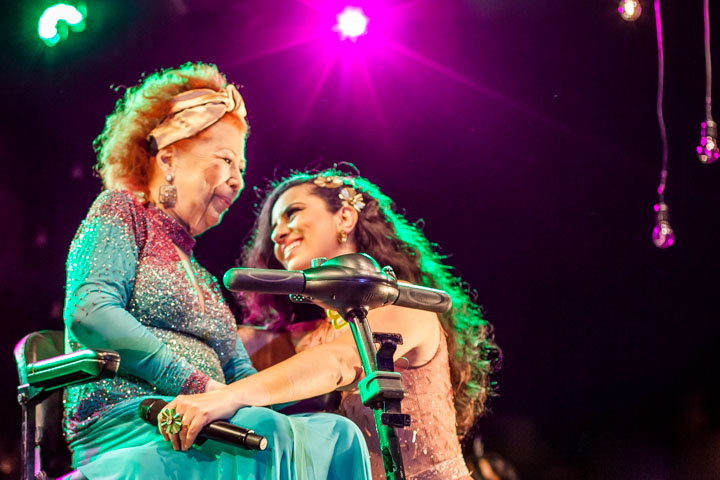 Aline Calixto se ajoelha para Beth Carvalho no palco