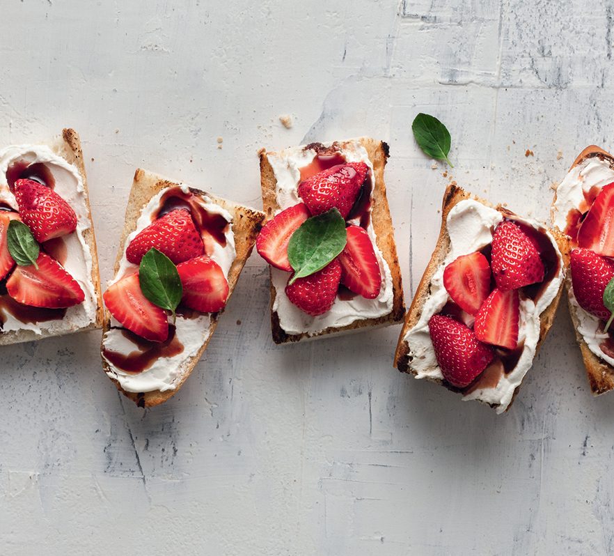 Bruschetta de morango com redu&ccedil;&atilde;o de vinagrebals&acirc;mico