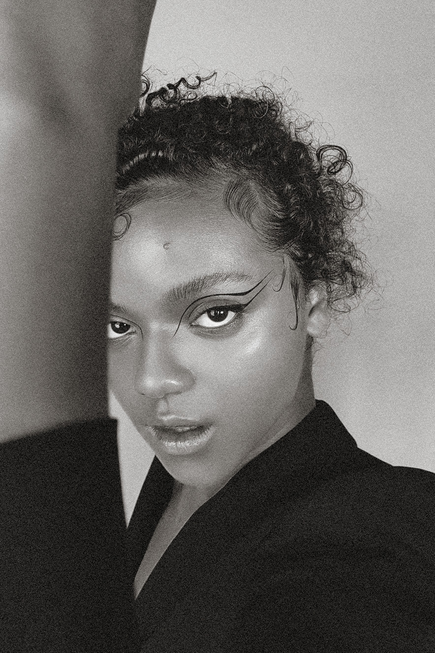 Beleza delineador Mulher negra olha para a câmera. Ela tem no olho um desenho feito com delineador