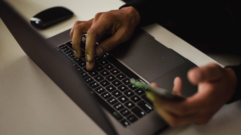 Busca por “cabelo feio” no Google expõe mulheres cacheadas e crespas