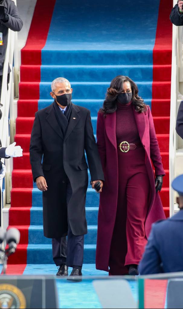 Michelle e Barack Obama O simbolismo nos looks roxos que roubaram a cena na posse nos EUA