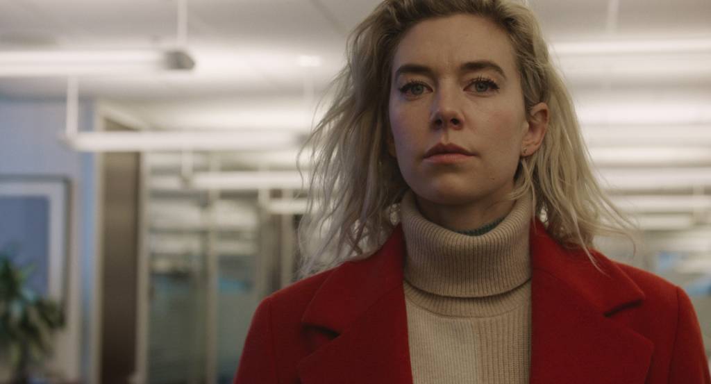 PIECES OF A WOMAN: Vanessa Kirby as Martha Uma mulher loira usa blusa de gola alta bege e casaco vermelho