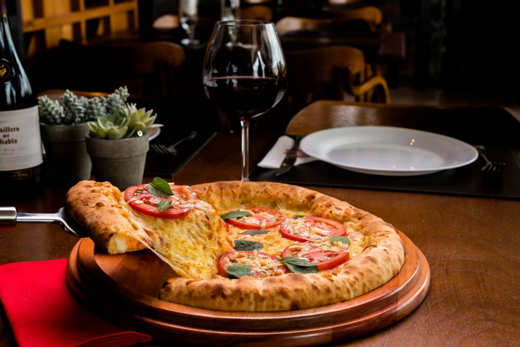 Como harmonizar vinhos e pizzas. Confira 5 opções de sabores e uvas