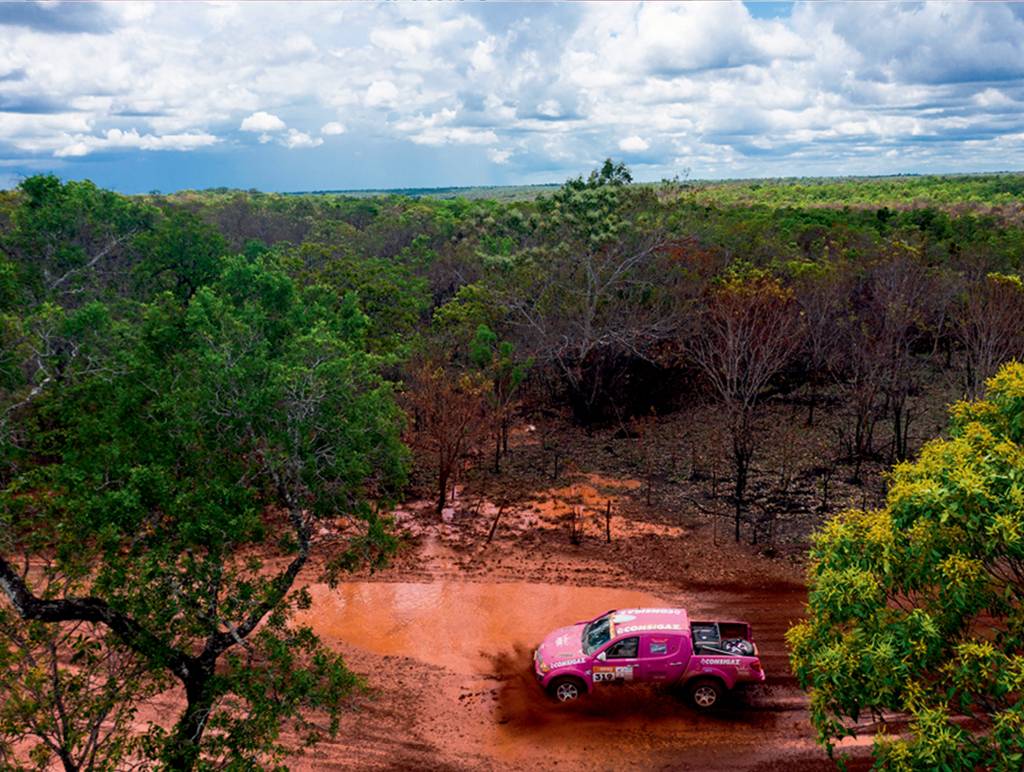 carro-rainhas-racing-rally-dos-sertoes Numa pista lamacenta cercada por árvores surge uma caminhonete pink
