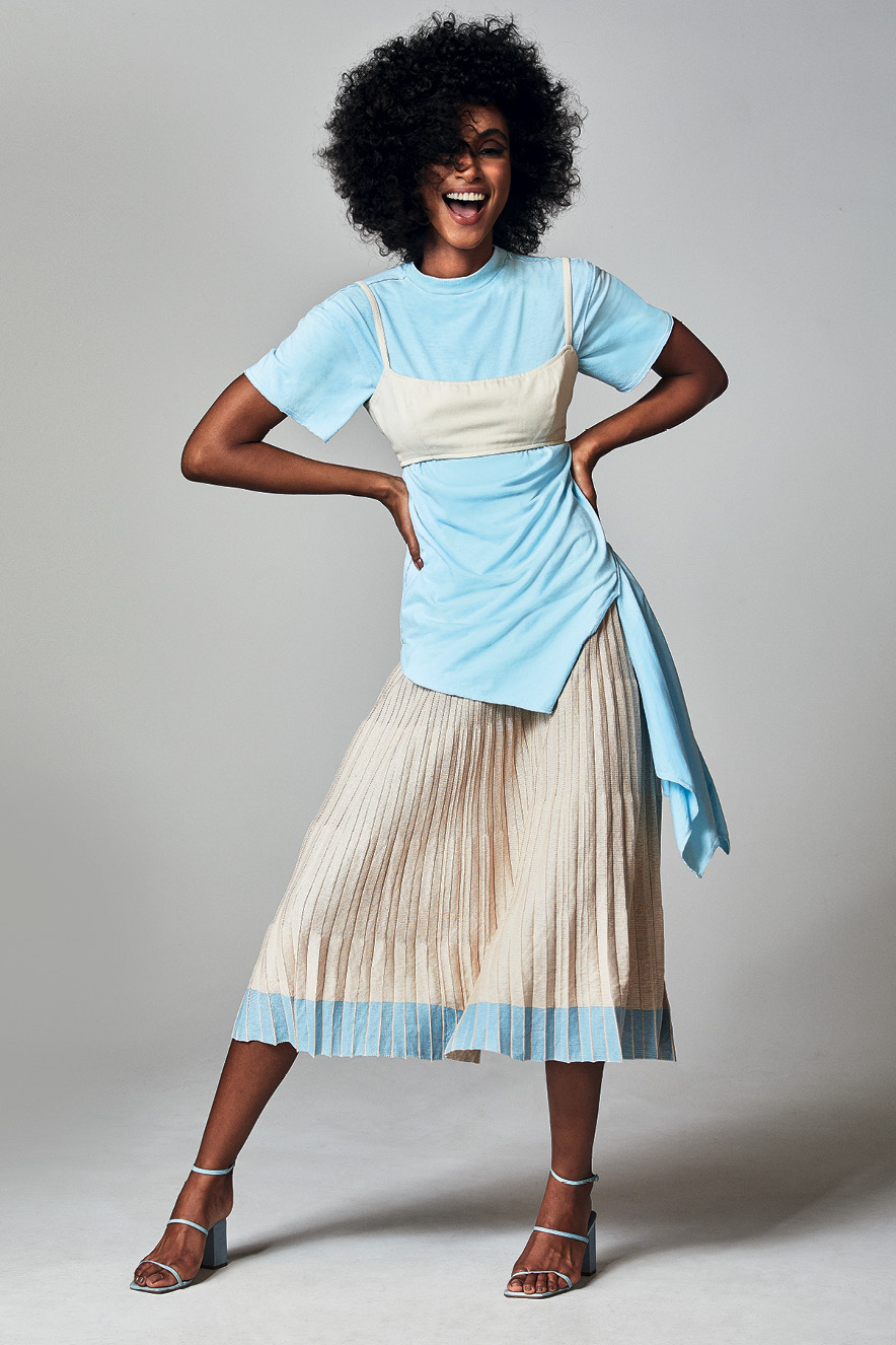 Modelo com camiseta azul, saia azul e branca e top branco soprepondo