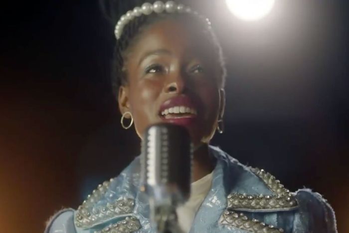 O blazer azul exuberante que a poeta Amanda Gorman usou no Super Bowl