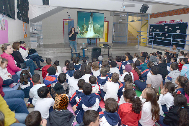Duília de Mello em escola pública