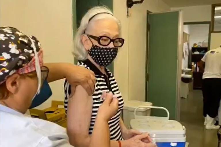 Fernanda Montenegro recebendo a vacina contra Covid-19
