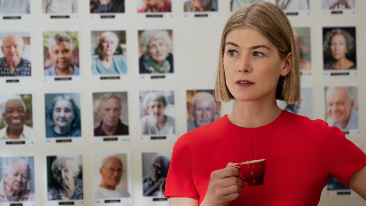 A atriz Rosamund Pike no filme 'Eu Me Importo' (2020), da Netflix