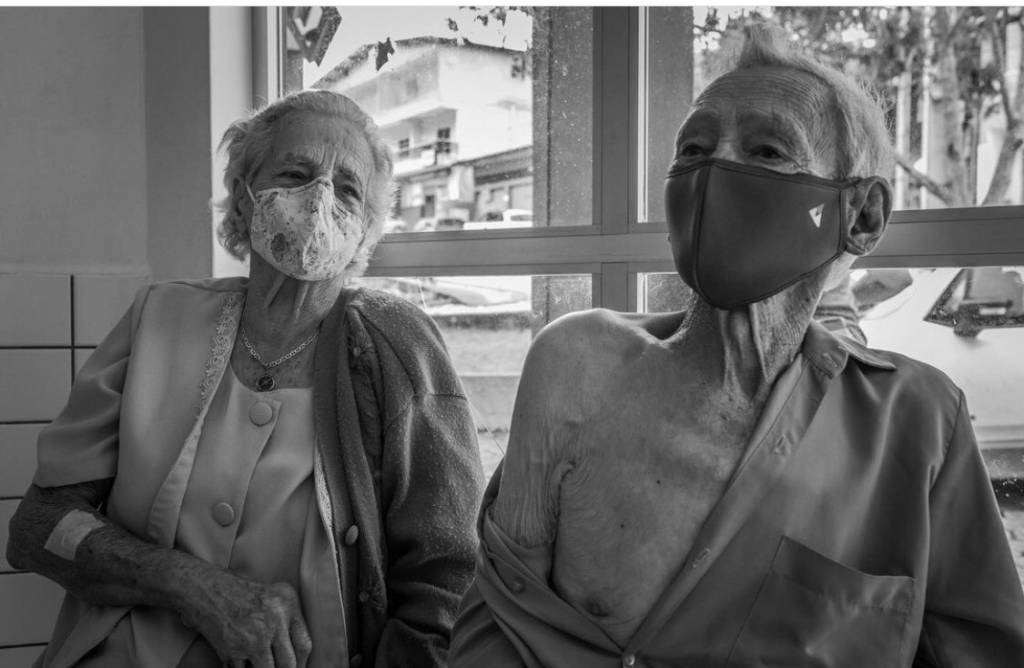Dona Terezinha, 93, e seu Osvaldo, 93 vacinação de idosos