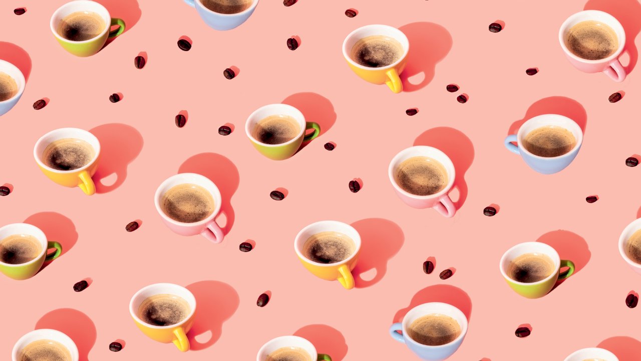 xícaras de café num fundo cor-de-rosa