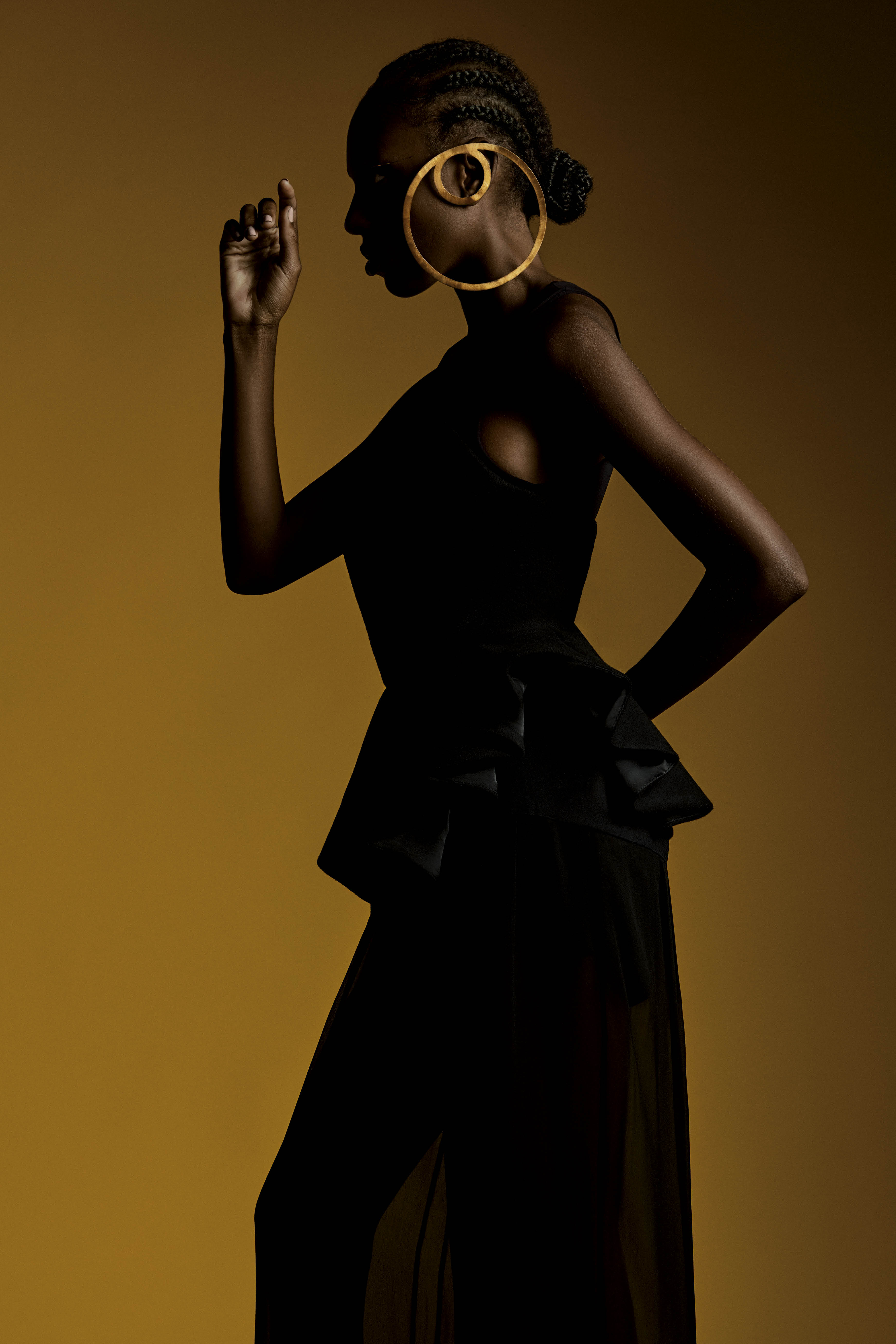 Look preto com acess&oacute;rios dourados