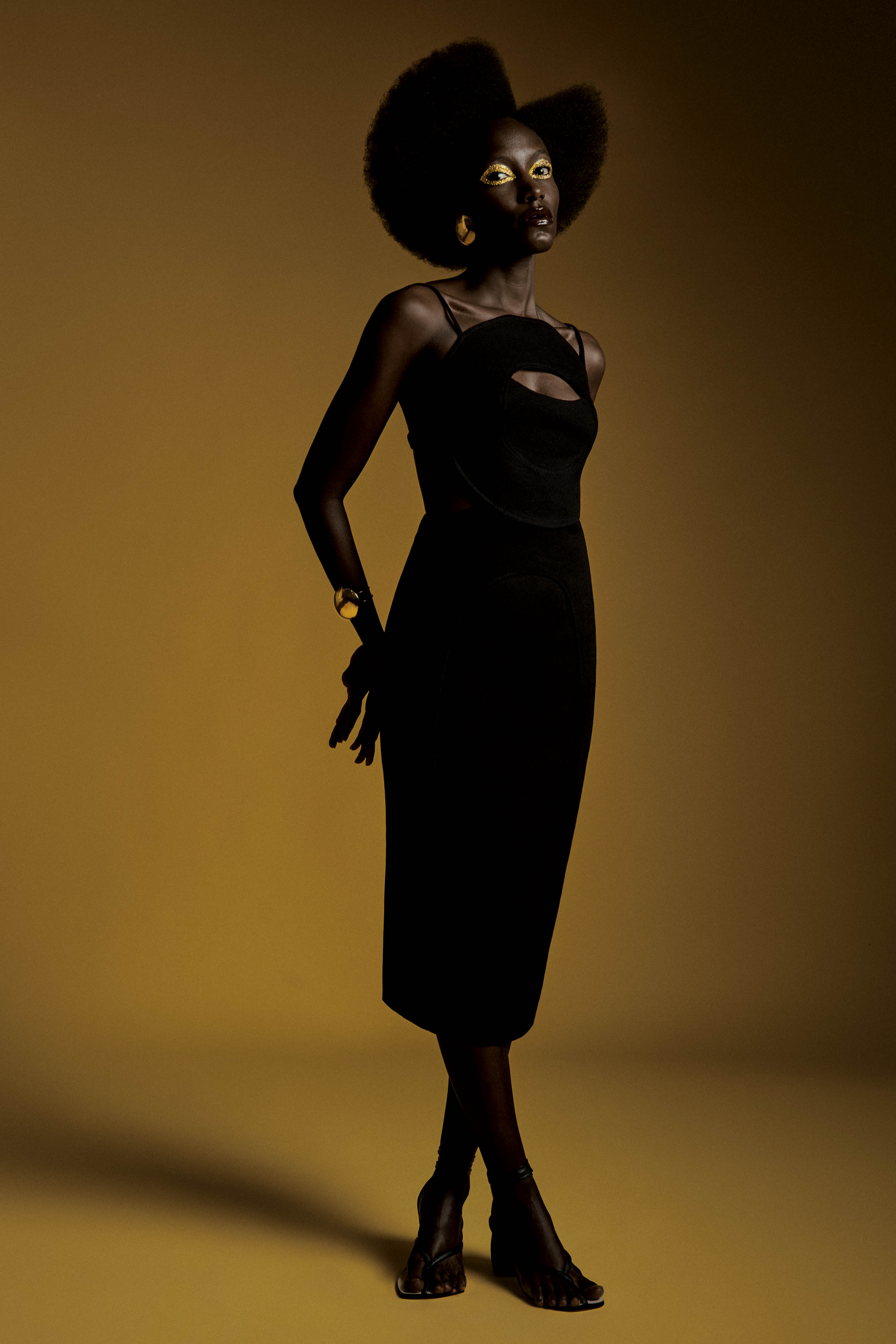 Look preto com acess&oacute;rios dourados