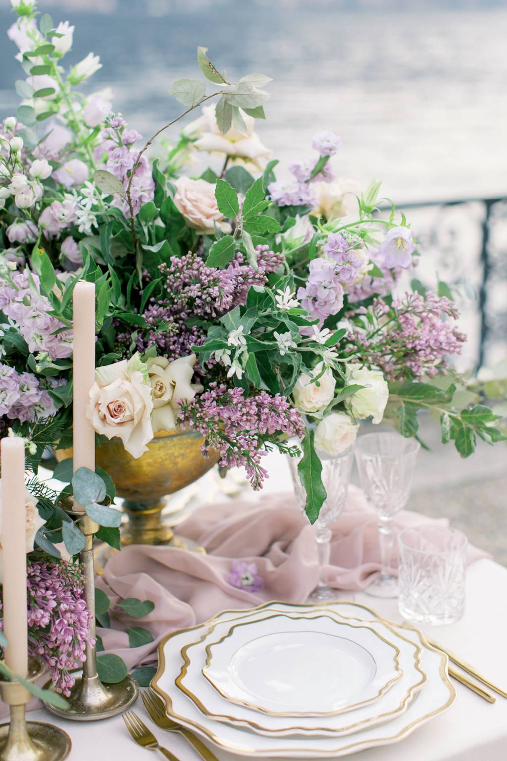 VERTICAL 500dias Detalhe da mesa de festa com panos lilás, velas e flores brancas e lilás