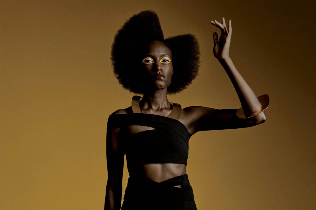 Acessórios dourados e makes poderosos reinventam looks pretos