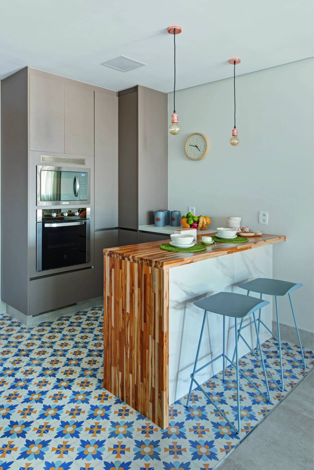 Decoração – Ladrilhos A cozinha colorida foi projetada por Juliana Bianchi e Amanda Lima,