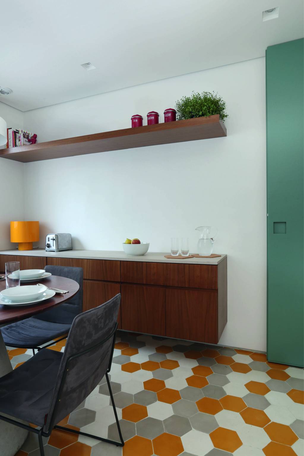 Decoração – Ladrilhos O amarelo e cinza, cores de 2021 daPantone, aparecem no ladrilho hidráulicoaparece no projeto das sócias MarcelaMuniz, Renata Adoni e Mariana Bilman, doescritório MAB3 Arquitetura