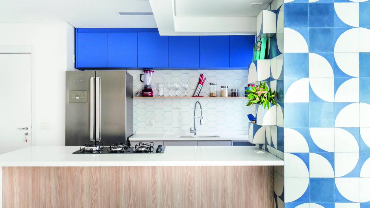 Projetado pela arquiteta Tatiane Waileman, esse apartamento ganhou um mural divertido de ladrilhos