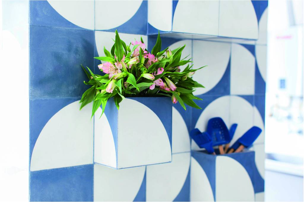 Decoração – Ladrilhos O projeto da arquiteta Tatiane Waileman traz nichos no mural de ladrilhos hidráulicos