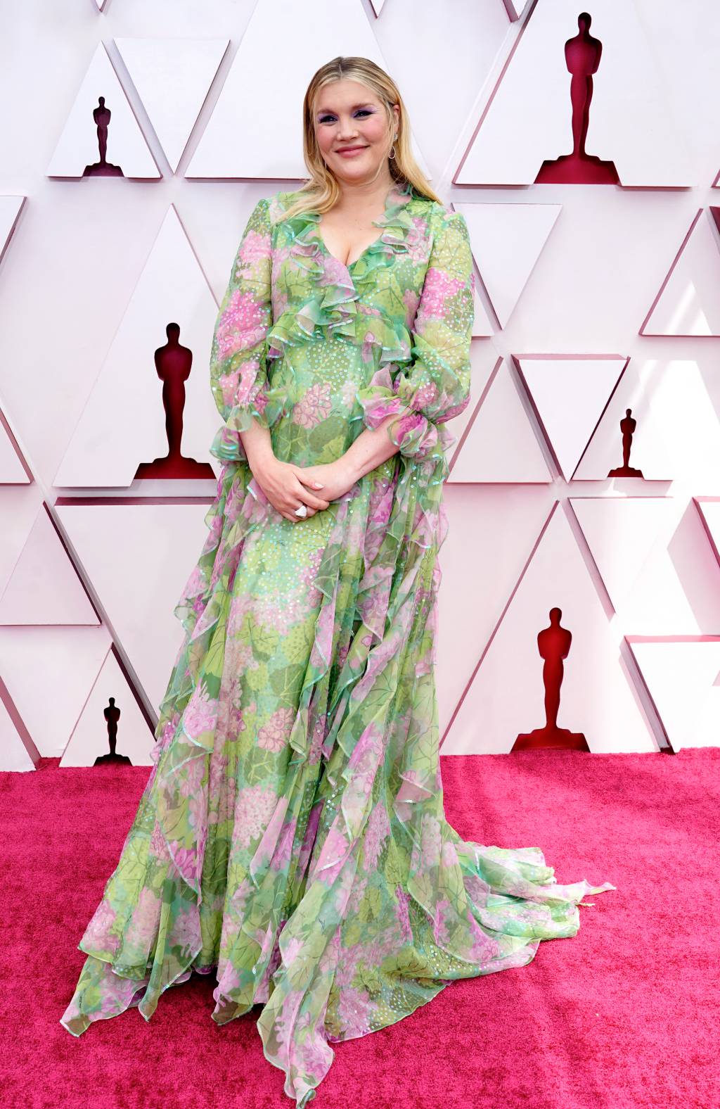 93rd Annual Academy Awards – Arrivals Emerald é uma mulher branca com cabelos loiros. Ela está grávida. Usa um vestido verde com flores cor-de-rosa, mangas longas e fluido, bem romântico