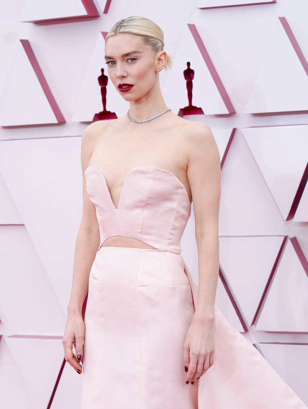 93rd Annual Academy Awards – Arrivals Vanessa é uma mulher branca e com cabelo loiro platinado. Ela usa um vestido rosa bem claro sem mangas, com decote coração e um recorte na área da barriga