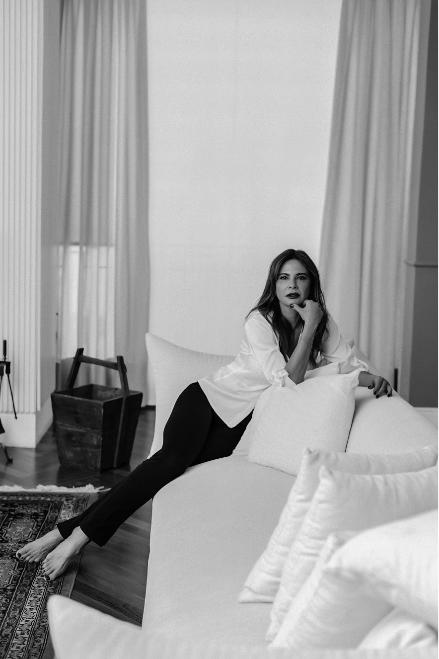 LUCIANA GIMENEZ4 Luciana sentada no sofá em seu apartamento. A foto é preta e branca