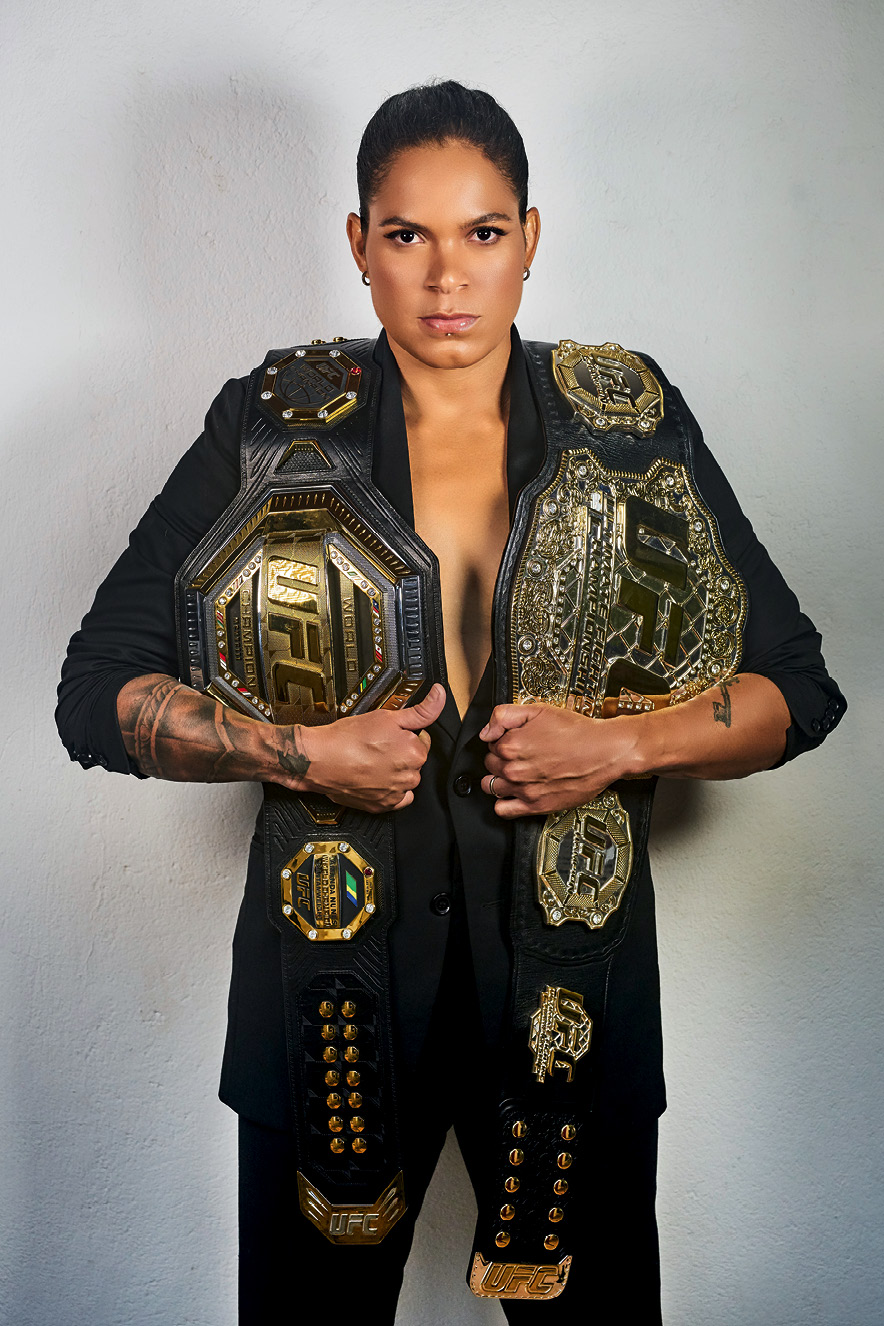 UFC Amanda com os dois cinturões pendurados no ombro