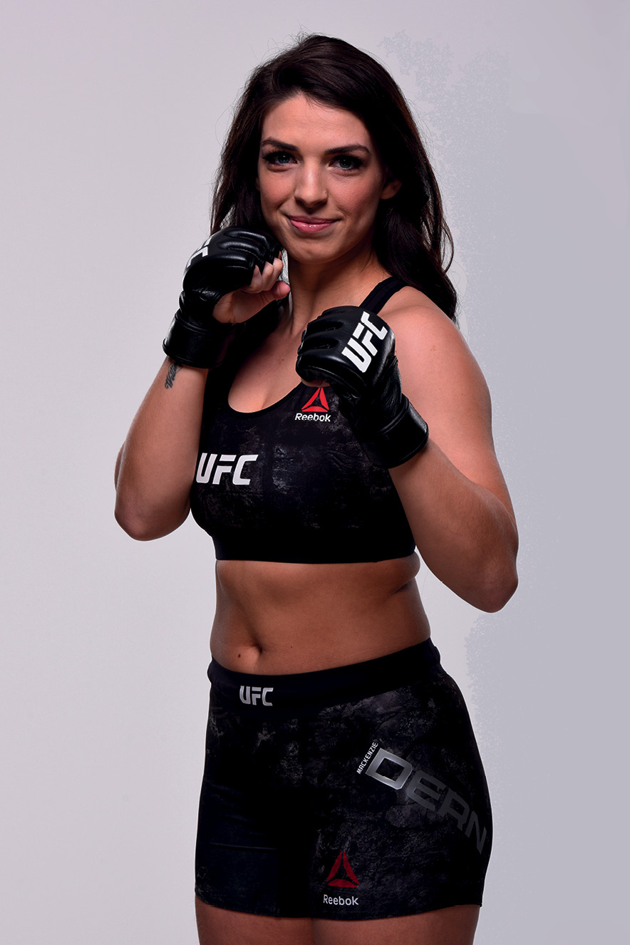 UFC2 Mackenzie posando para a foto com as luvas do UFC