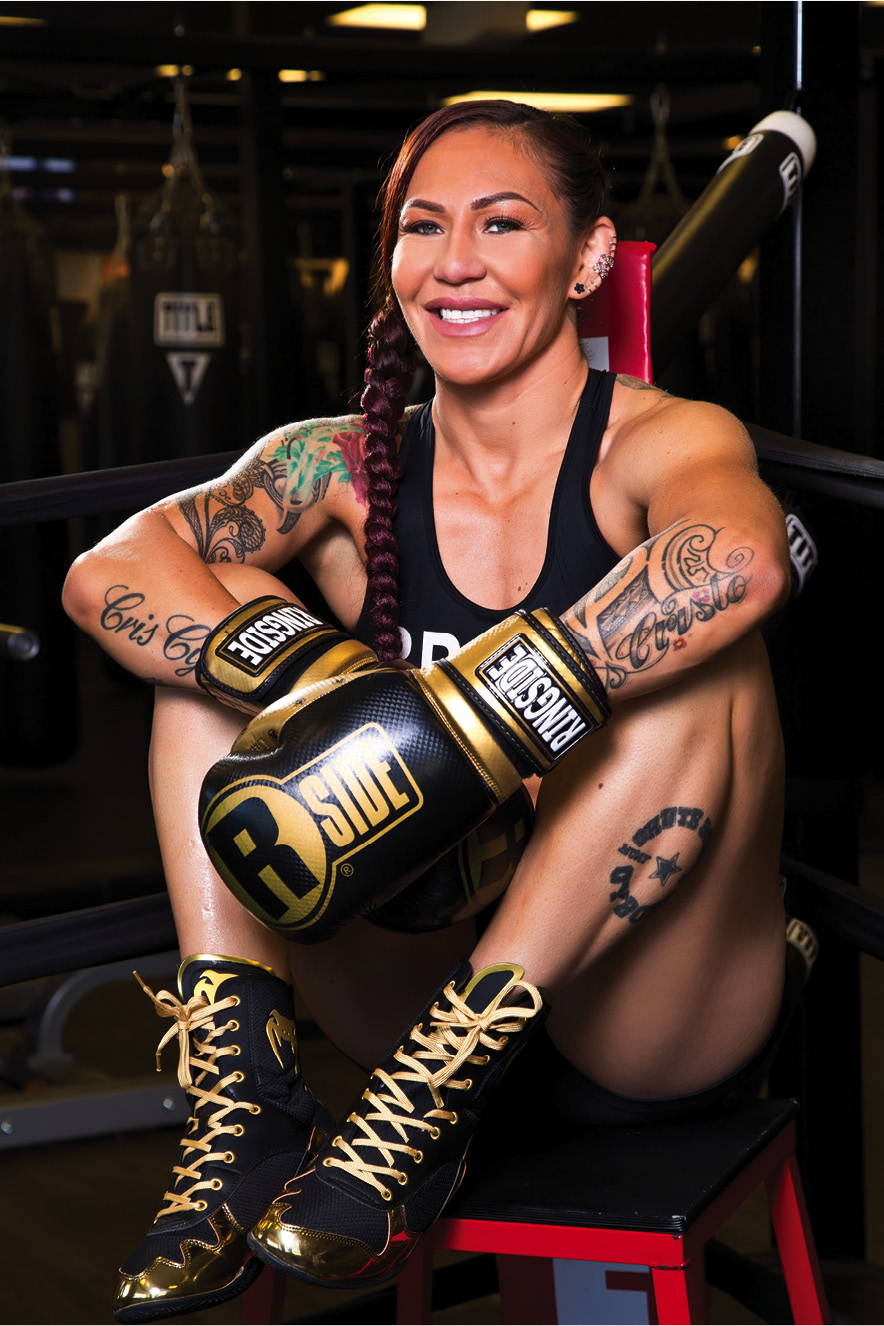 UFC3 Cris posa para a foto com suas luvas de luta