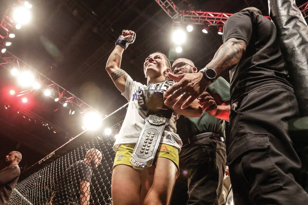 UFC_3 Jéssica sendo anunciada campeã após uma luta