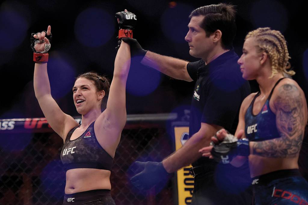 UFC_4 Mackenzie com o braço erguido pelo juiz após ganhar uma luta