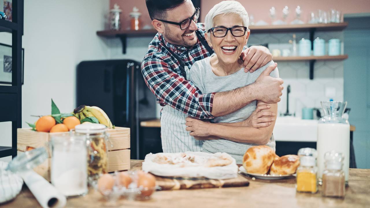 Mãe e filho cozinhando juntos