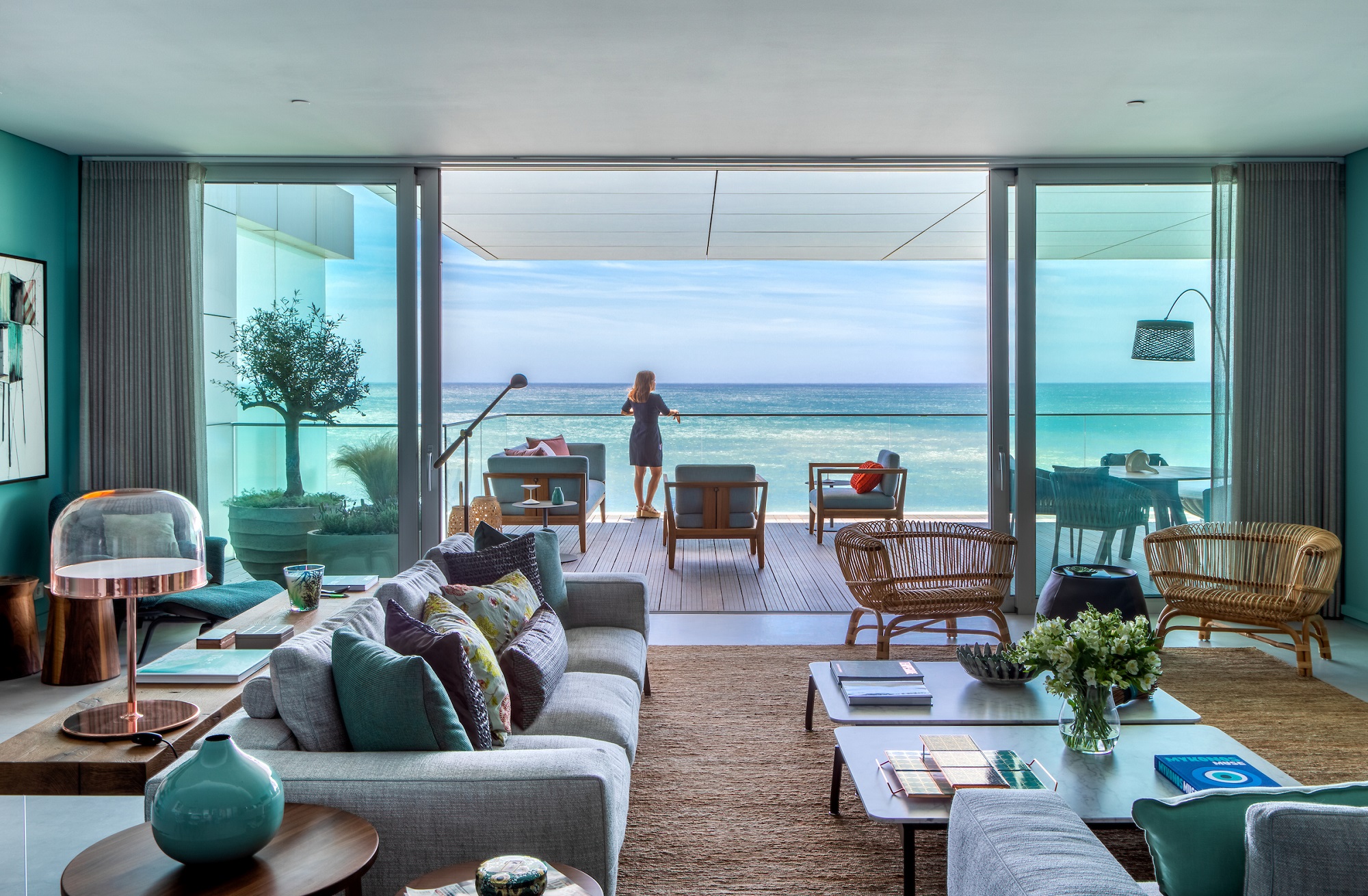 Apartamento projetado por Andrea Chicharo no Monte Estoril, em Portugal