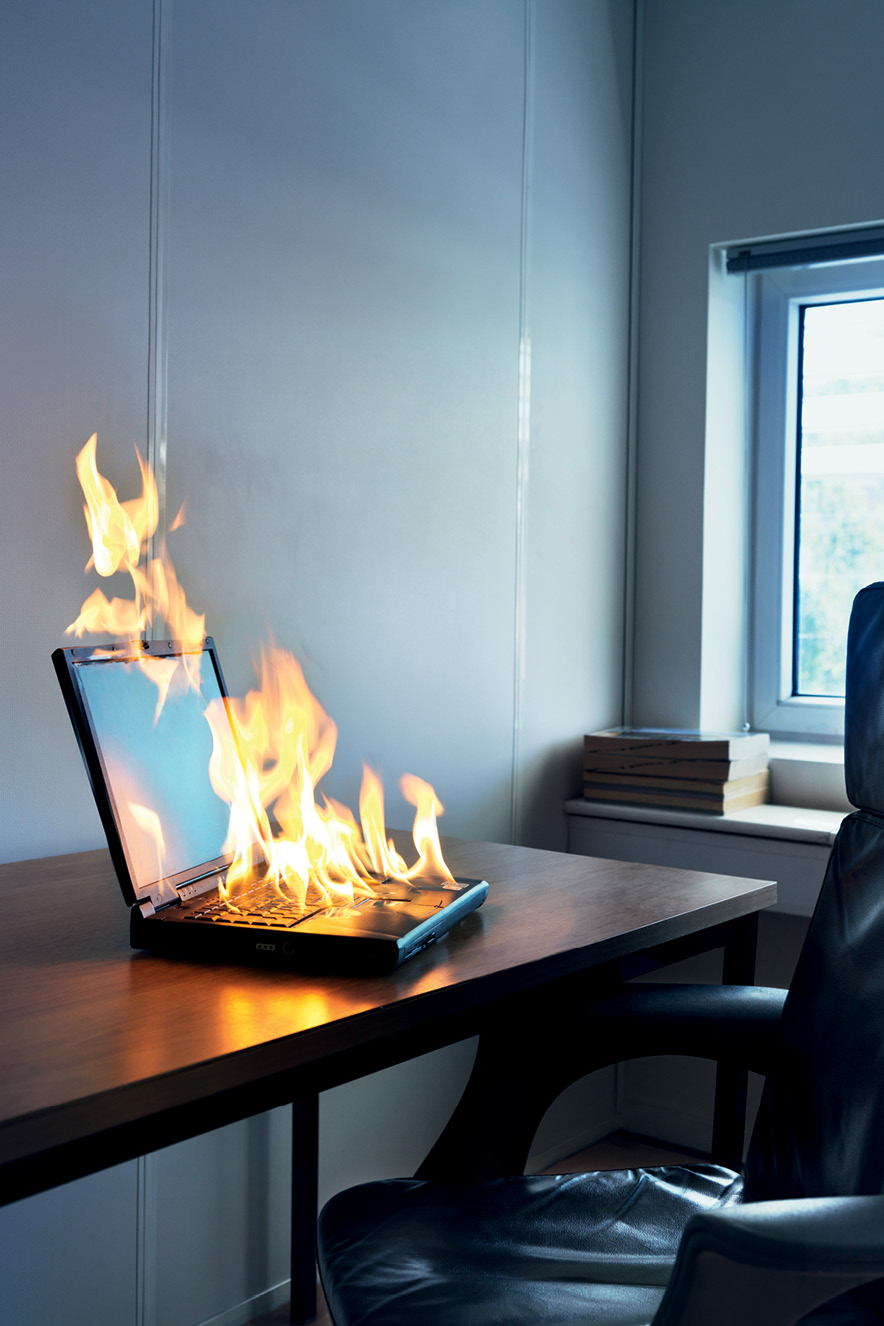 CARREIRA MENOPAUSA2 computador pegando fogo