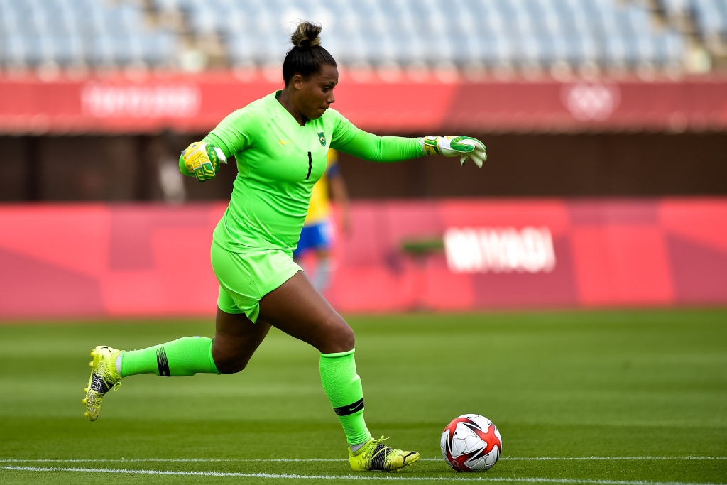 Bárbara, goleira da seleção feminina de futebol do Brasil, chutando a bola