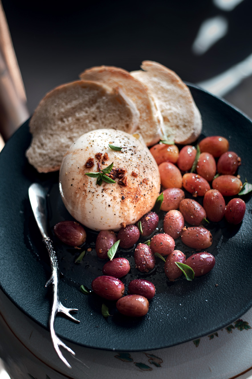 Burrata com uvas ao balsâmico