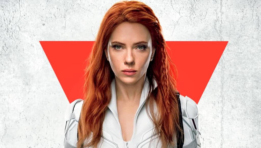 viuva-negra Scarlett Johansson no pôster de Viúva Negra