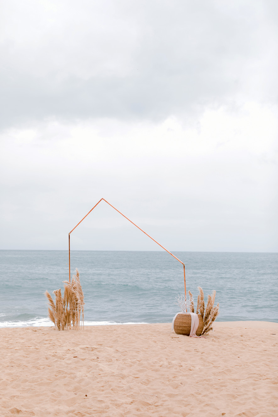 casamentos-minimalista-5 noivos em cenário de casamento minimalista