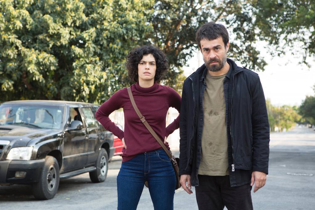 DUPLA Maria Flor e Erom Cordeiro em cena de