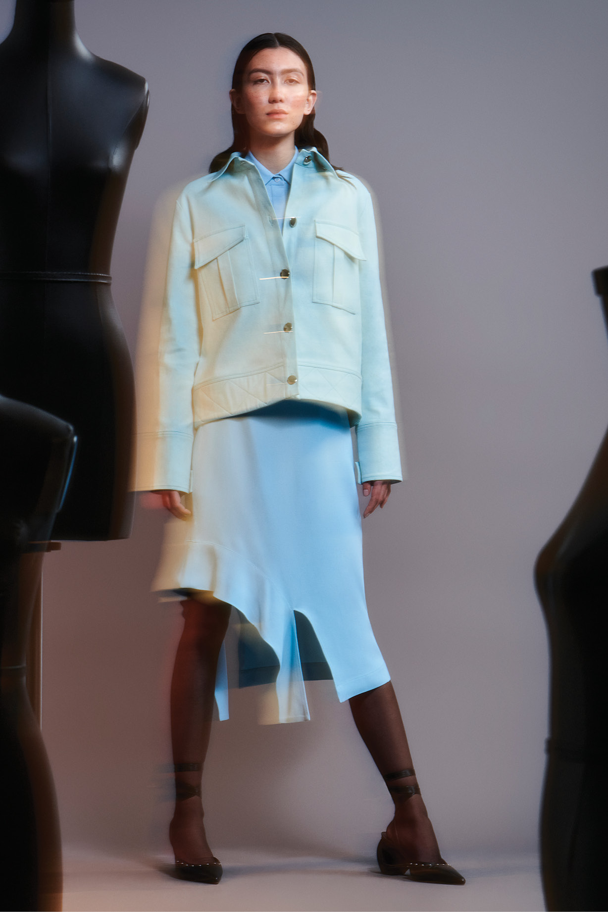 Jaqueta, camisa, saia e sapatos, Modem; meias, Calzedonia.