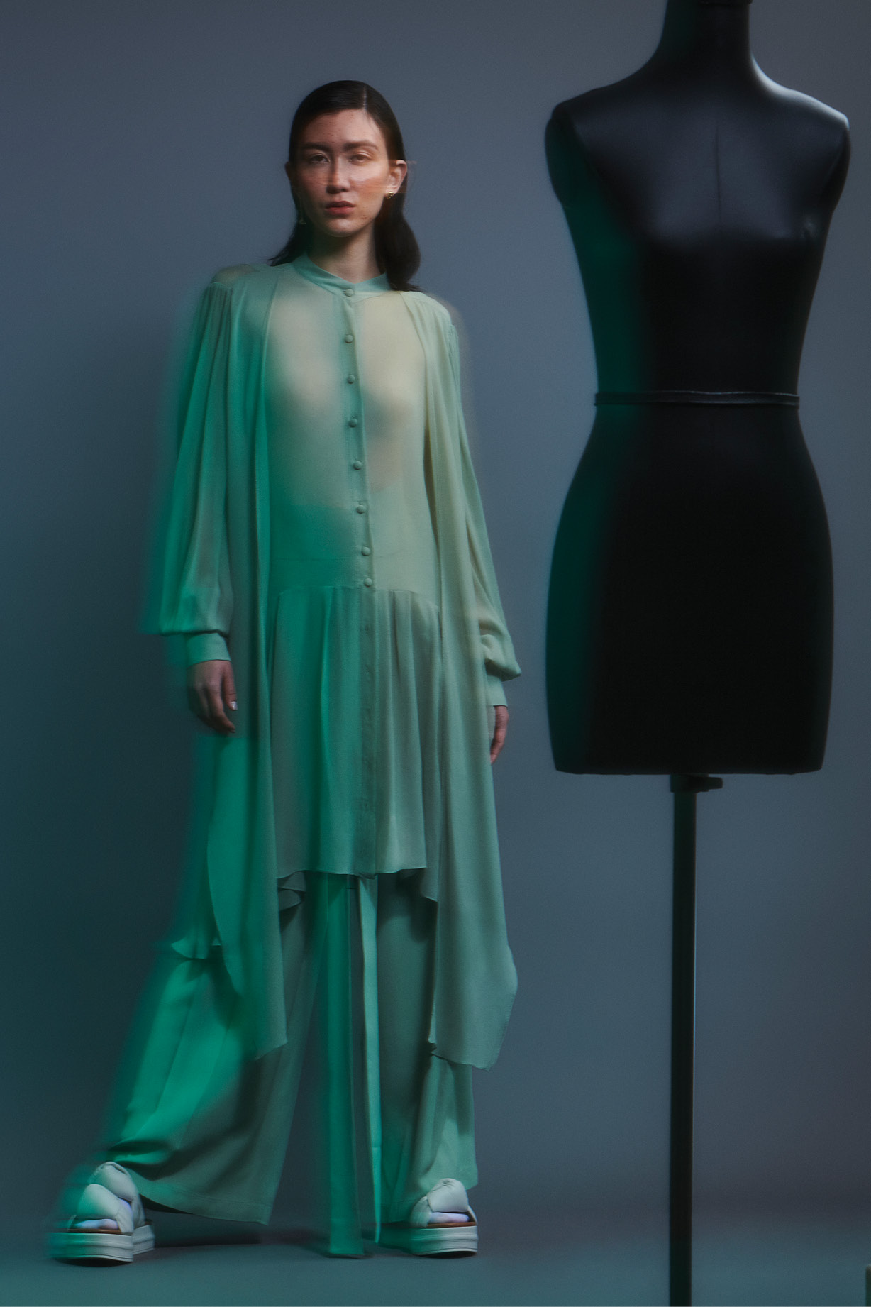 T&uacute;nica, cal&ccedil;a e sand&aacute;lias, Neriage.