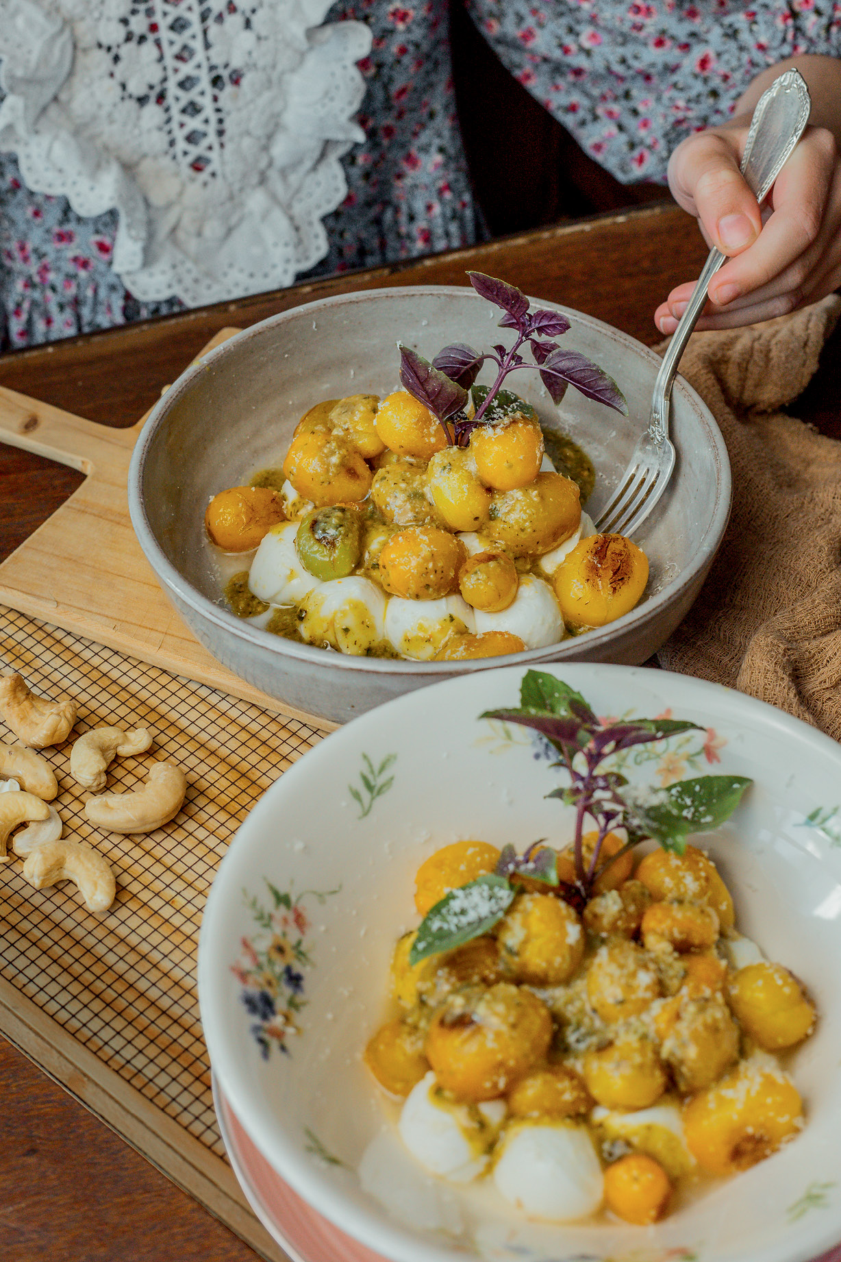 salada de tomate morno com queijo e pesto no prato