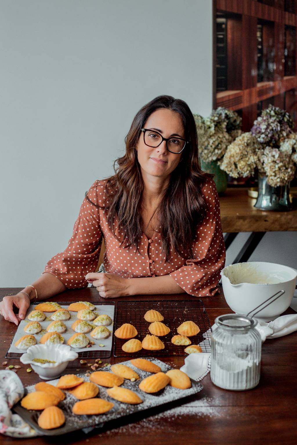vanessa-trefois Vanessa Trefois sentada na mesa em frente às madeleines