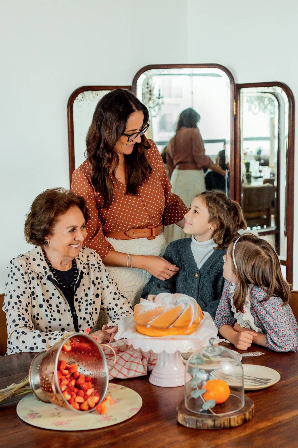 vanessa-trefois-filhas Vanessa Trefois com a mãe e as duas filhas na mesa com um bolo