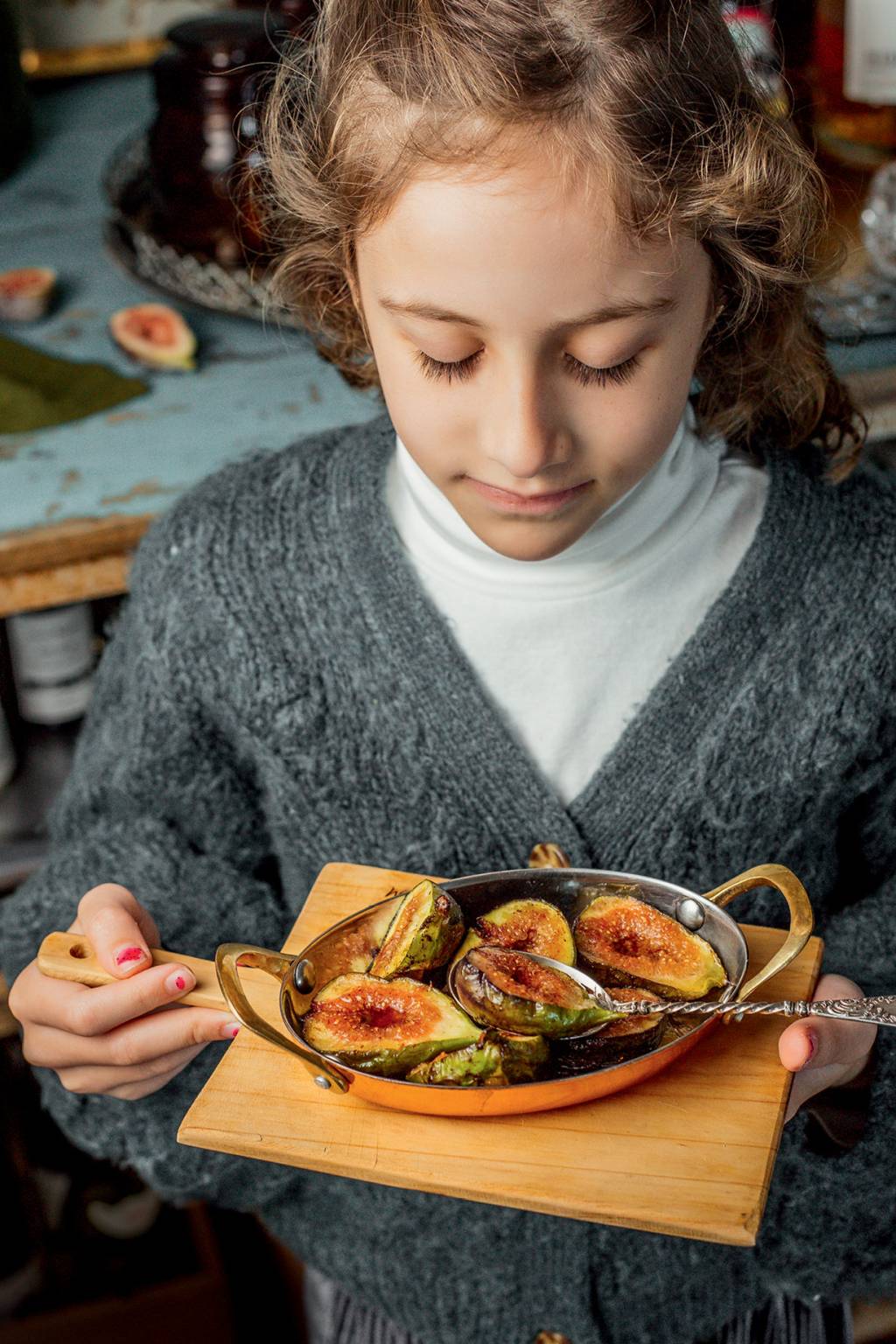 receita-calda-figo Menina olhando para prato de figos flambados