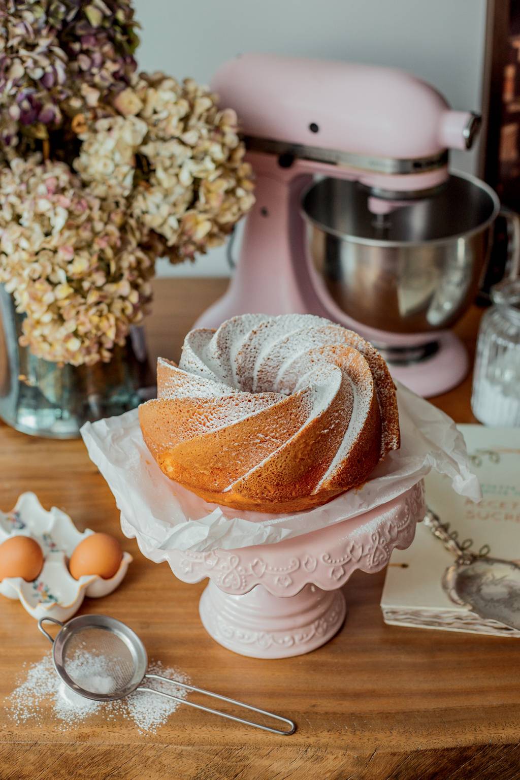 receita-bolo-tangerina bolo de tangerina sobre boleira na mesa