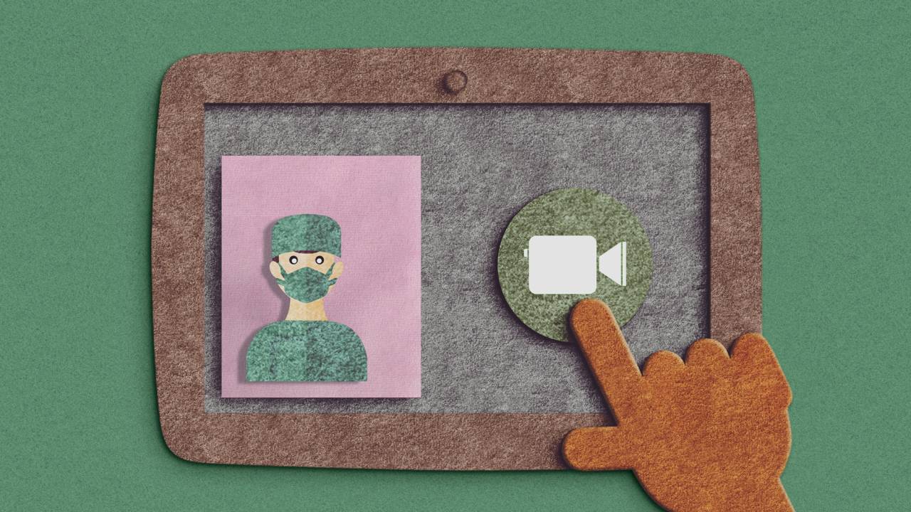 recortes de feltro imitam um tablet com foto do médico e botão de chamada de vídeo